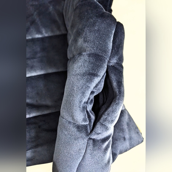 OSHKOSH B'GOSH, Navy Puffer Vest, Gold Zipper, With Pockets, Size 3T. - Picture 5 of 8